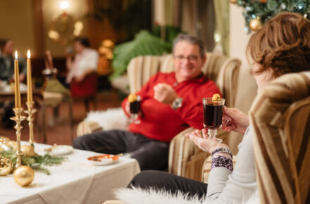 BSL Kaffeehaus mit Weihnachtsdeko und Gästen 2