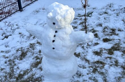 Erster Schnee und ein besonderer Schneemann in der OptimaMed Kinderreha Wiesing