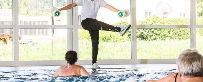 Aquafit-Therapie im Heilwasser beim Therapiezentrum Wildbad