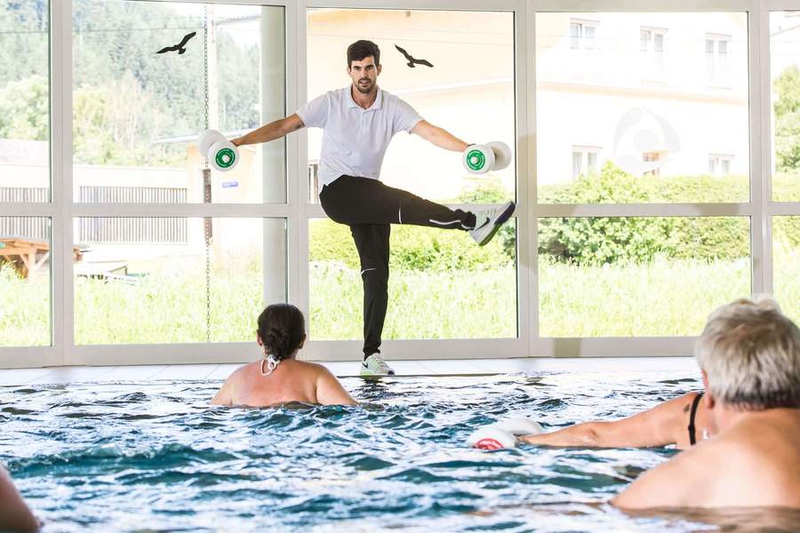 Aquafit-Therapie im Heilwasser beim Therapiezentrum Wildbad