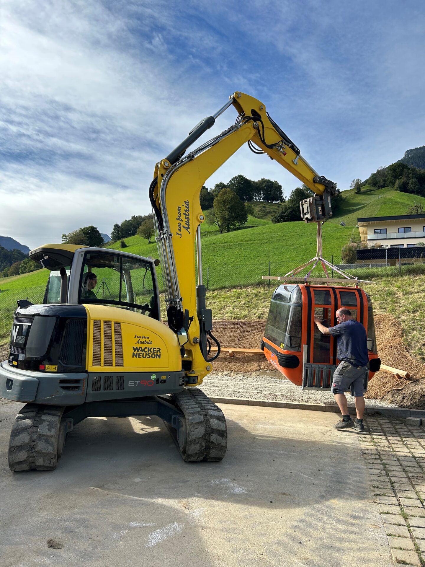 Aufstellung der Gondeln beim Rehazentrum Wiesing Aufstellung der Gondeln beim Rehazentrum Wiesing