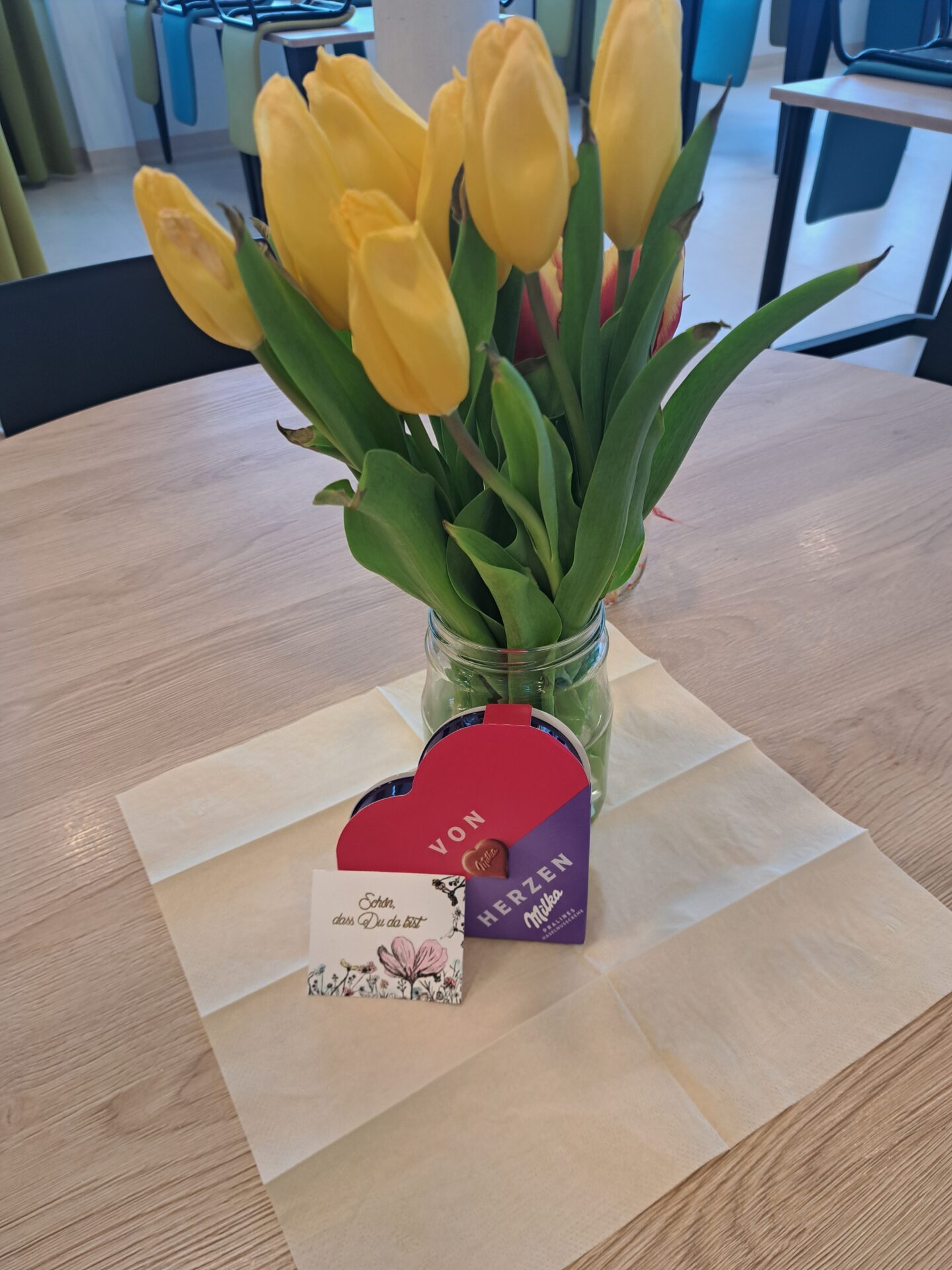 Blumen und Herzen als Überraschung zum Valentinstag Blumen und Herzen als Überraschung zum Valentinstag