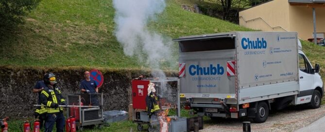 Brandschutz führt Übung für Mitarbeiterinnen durch