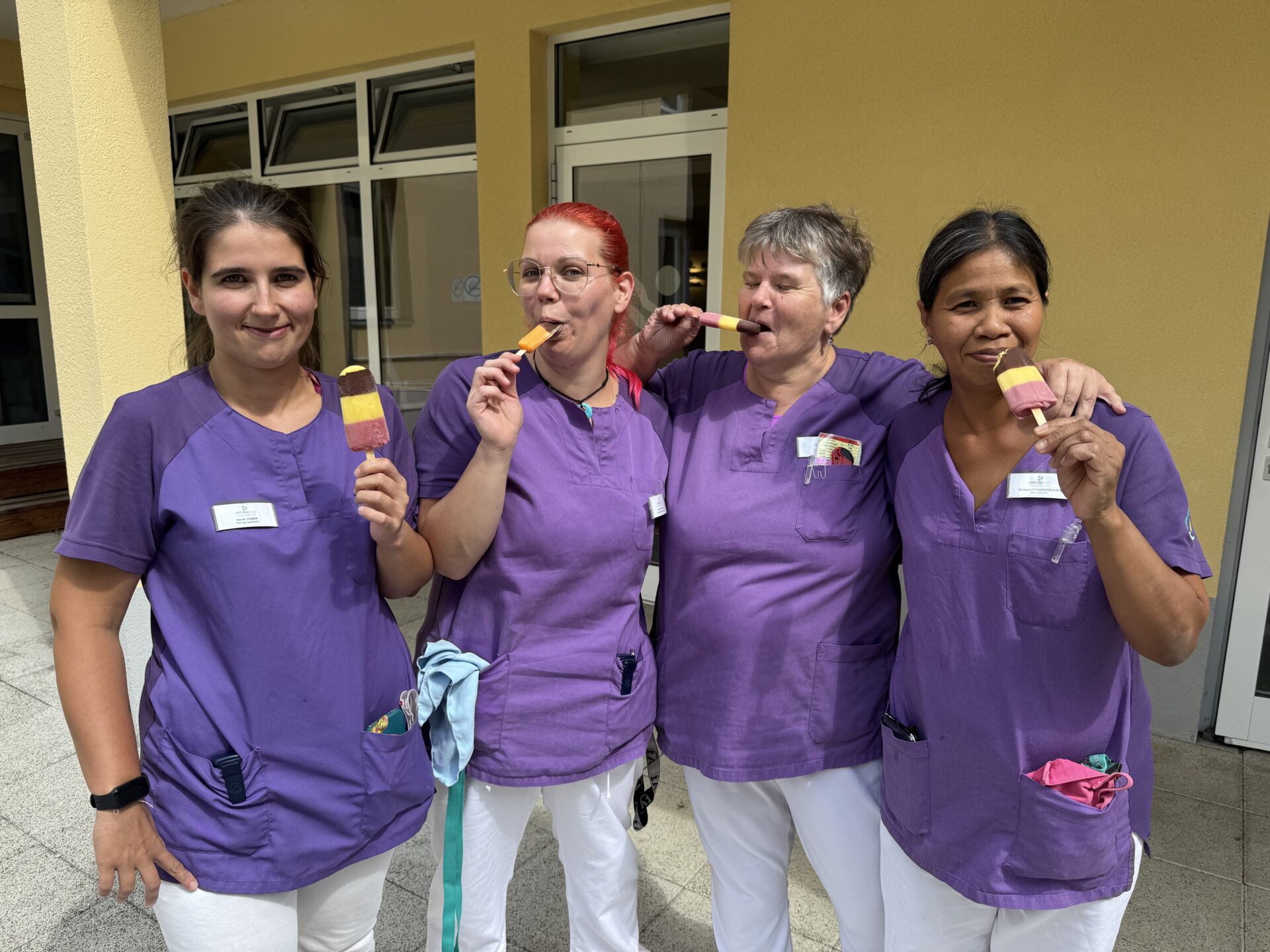 Raxblick-Mitarbeiterinnen freuen sich über ein Eis als Dankeschön Raxblick-Mitarbeiterinnen freuen sich über ein Eis als Dankeschön