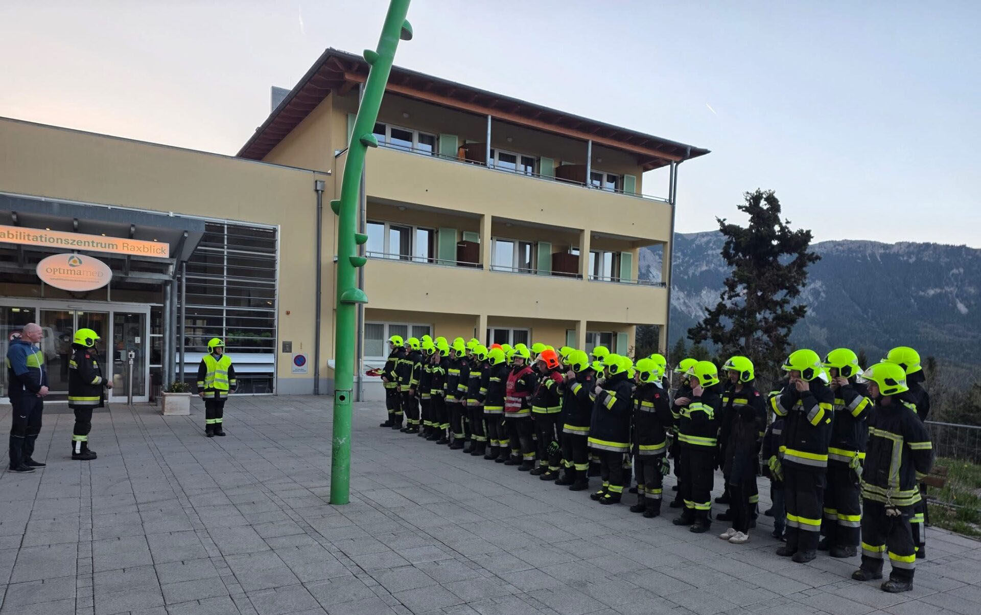 Einsatzübung der Freiwilligen Feuerwehr Einsatzübung der Freiwilligen Feuerwehr