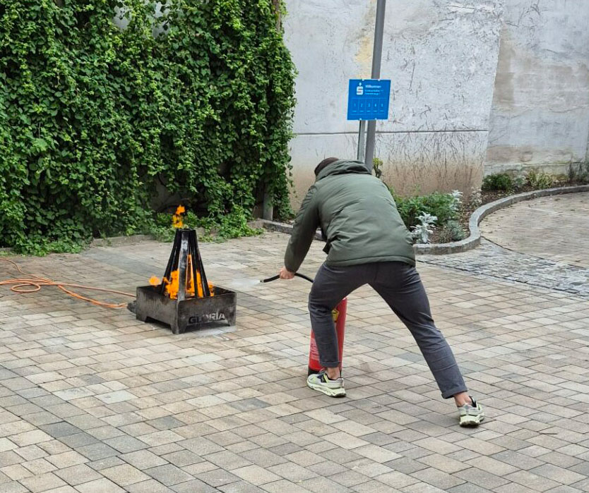 Feuerlöschübung für das Team von OptimaMed Wiener Neustadt (3) Feuerlöschübung für das Team von OptimaMed Wiener Neustadt (3)