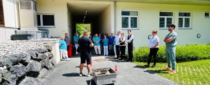 Feuerlöschübung für Mitarbeiterinnen in Weißbriach