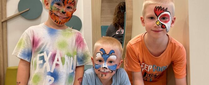 Fröhliche Buben nach dem Schminken in der Kinderreha Wiesing