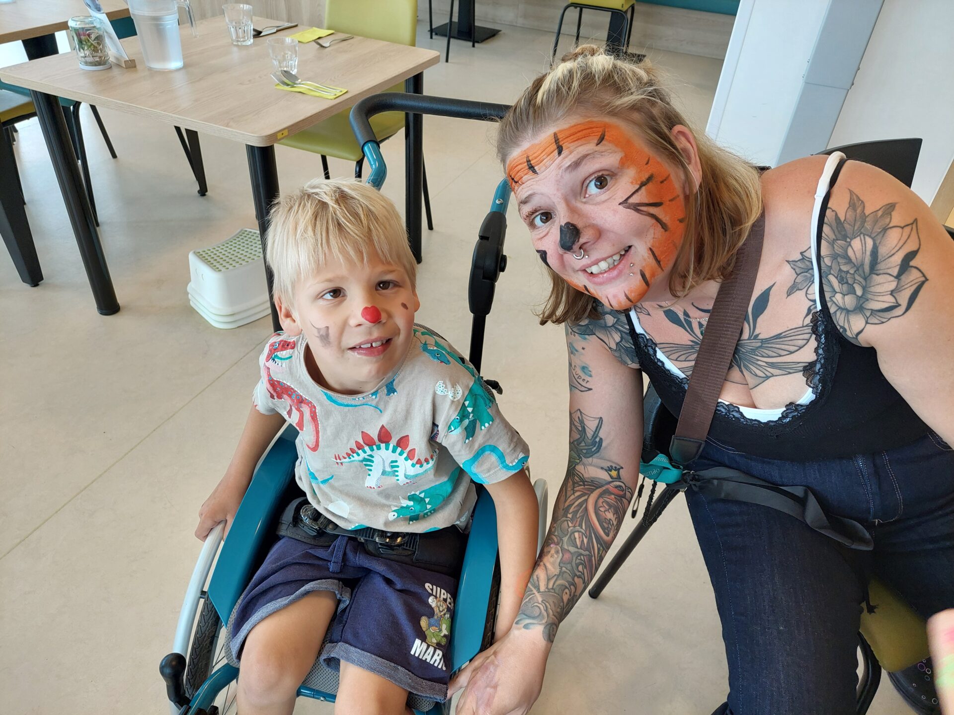 Fröhliche Stimmung beim bunten Kinderschminken in Wiesing Fröhliche Stimmung beim bunten Kinderschminken in Wiesing
