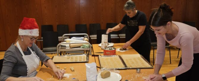 Gäste im Kurzentrum Bad Mitterndorf backen Kekse