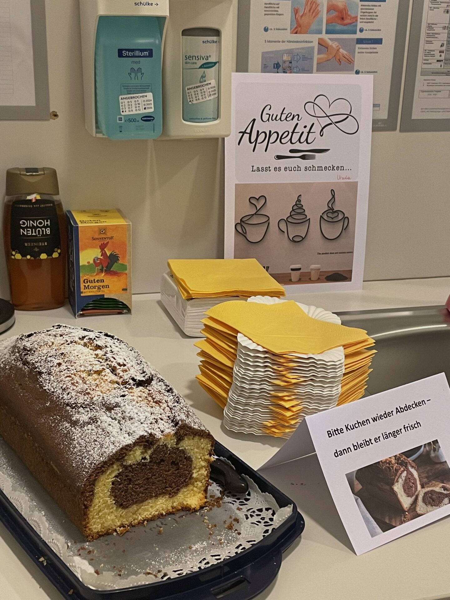 Geburtstagsfeier mit Kaffee und Kuchen Geburtstagsfeier mit Kaffee und Kuchen