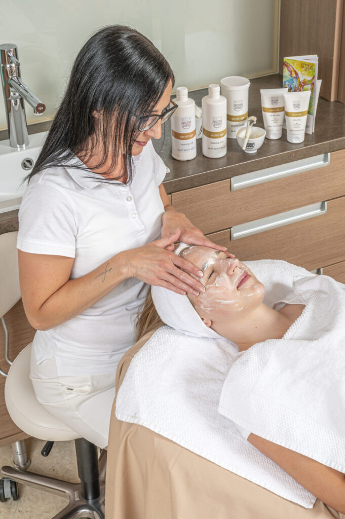 Kosmetikbehandlung mit Gesichtsmassage Kosmetikbehandlung mit Gesichtsmassage