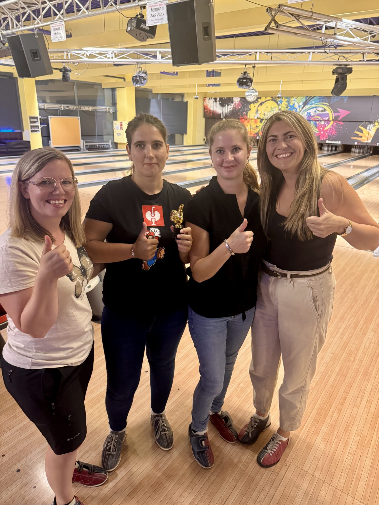 Gewinnerinnen beim Raxblick Bowlingabend Gewinnerinnen beim Raxblick Bowlingabend