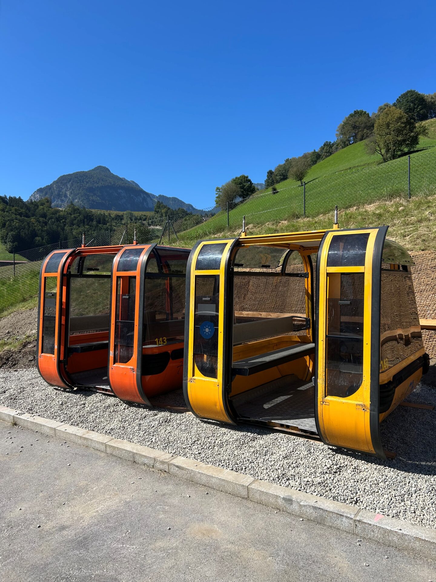 Gondeln als Spiel- und Rückzugsort der Kinderreha Wiesing Gondeln als Spiel- und Rückzugsort der Kinderreha Wiesing