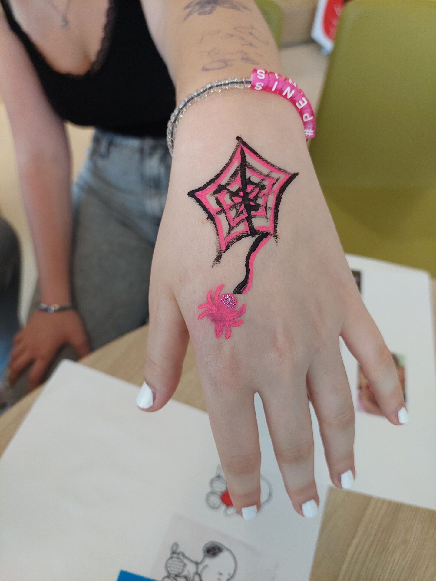 Bunt geschminkte Kinderhand einer Rehapatientin Bunt geschminkte Kinderhand einer Rehapatientin