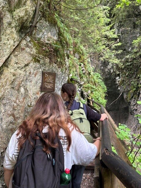 Jugendliche Patientinnen beim Sommerausflug in die Wolfklamm Jugendliche Patientinnen beim Sommerausflug in die Wolfklamm