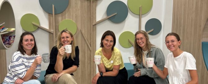 Selbst gestaltete Kaffeetassen als Dankeschön für das Reha-Team