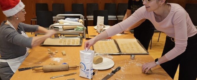 Gäste backen Kekse im Gesundheitsresort Bad Mitterndorf