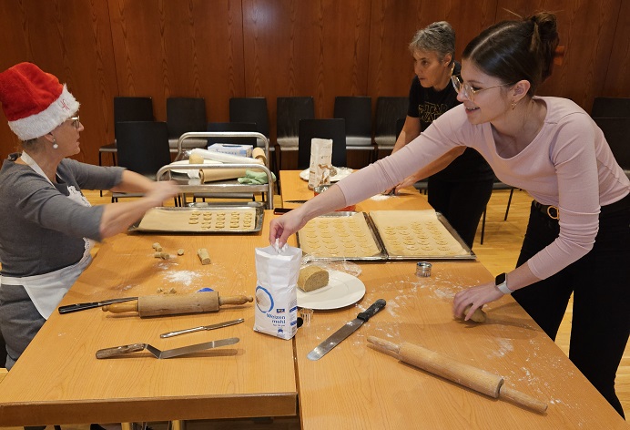 Gäste backen Kekse im Gesundheitsresort Bad Mitterndorf