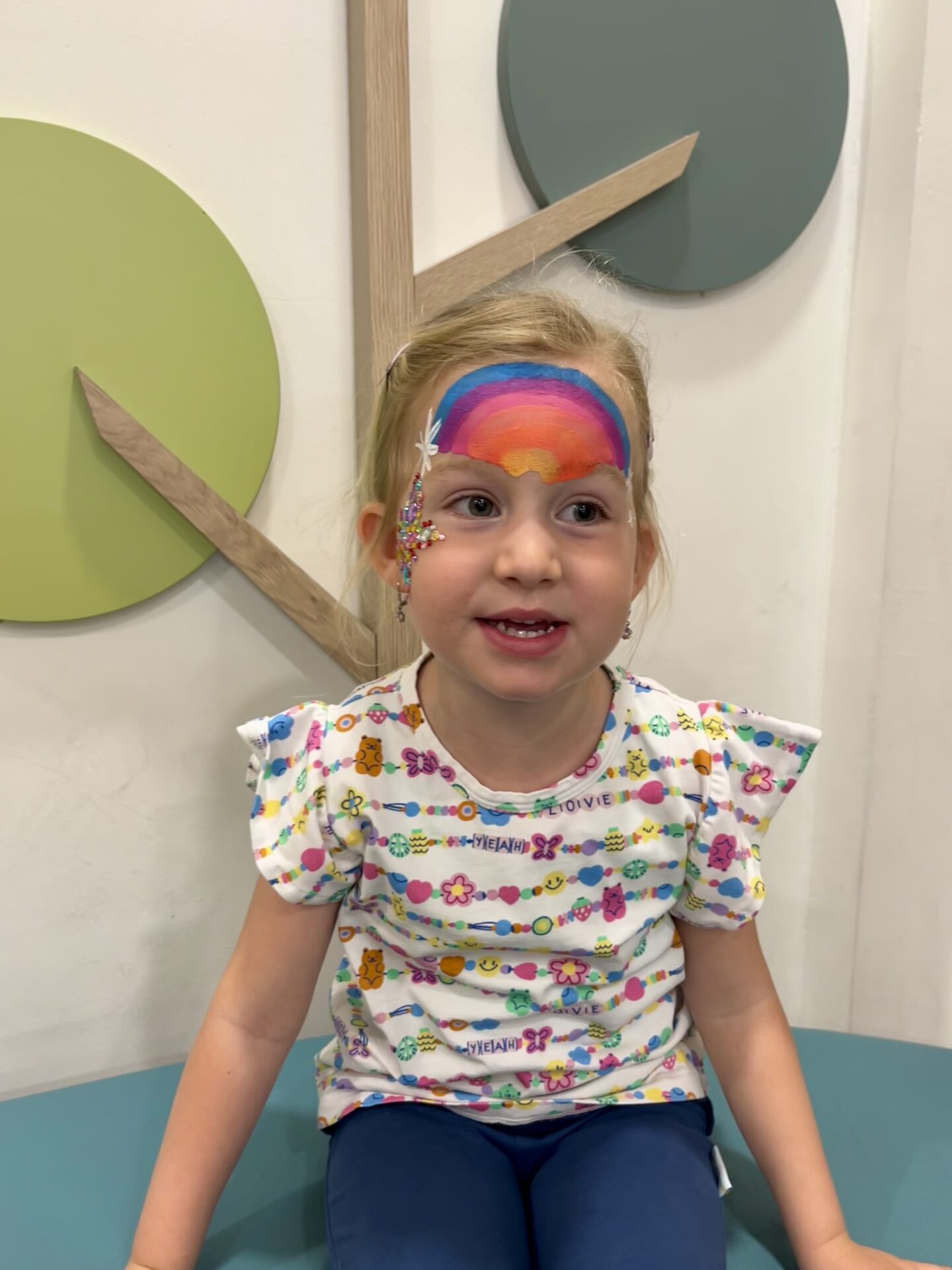 Bunt geschminktes Kind in der Rehaklinik Wiesing Bunt geschminktes Kind in der Rehaklinik Wiesing