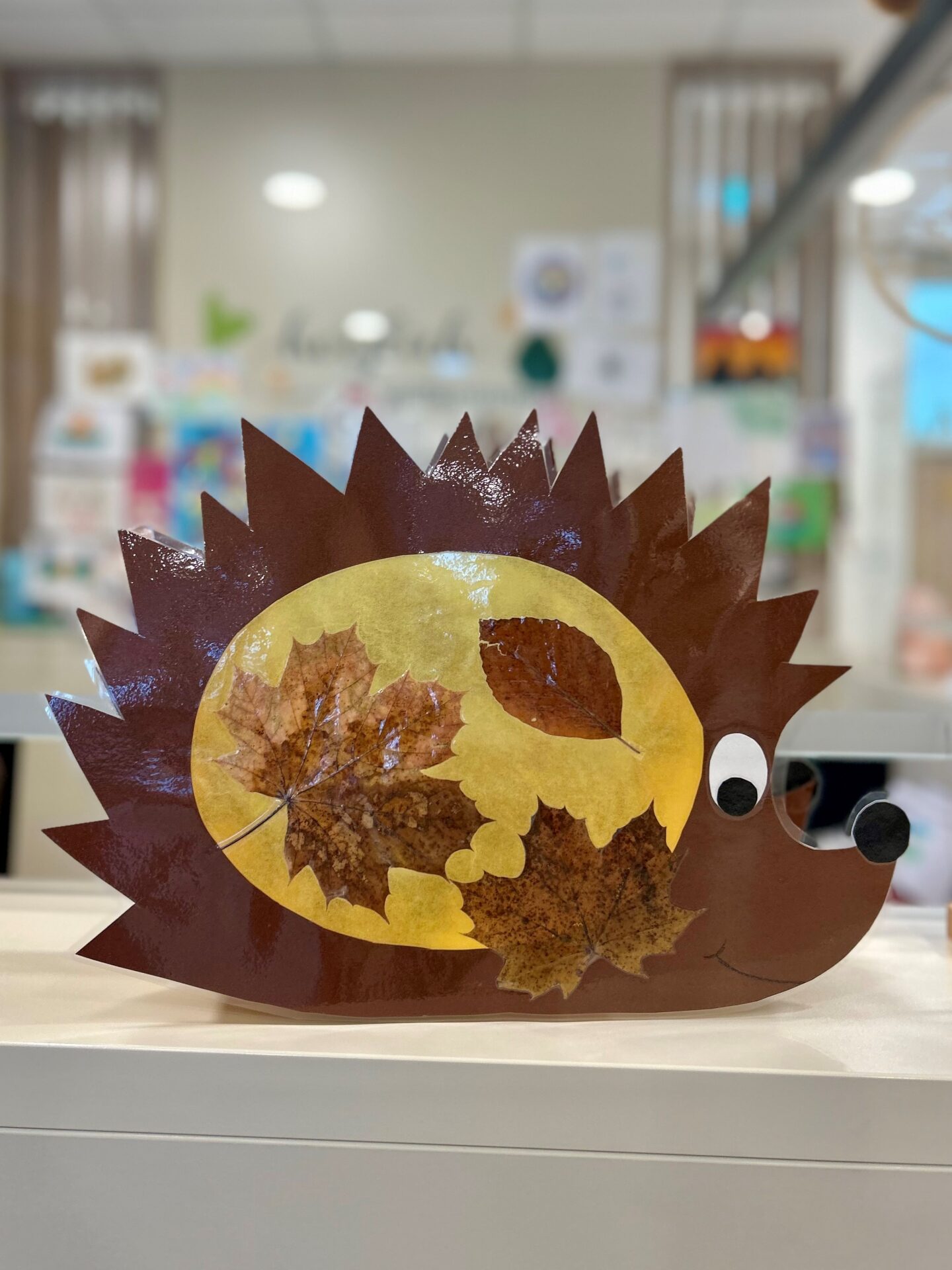 Kinder basteln herbstliche Dekoration aus Naturmaterialien Kinder basteln herbstliche Dekoration aus Naturmaterialien