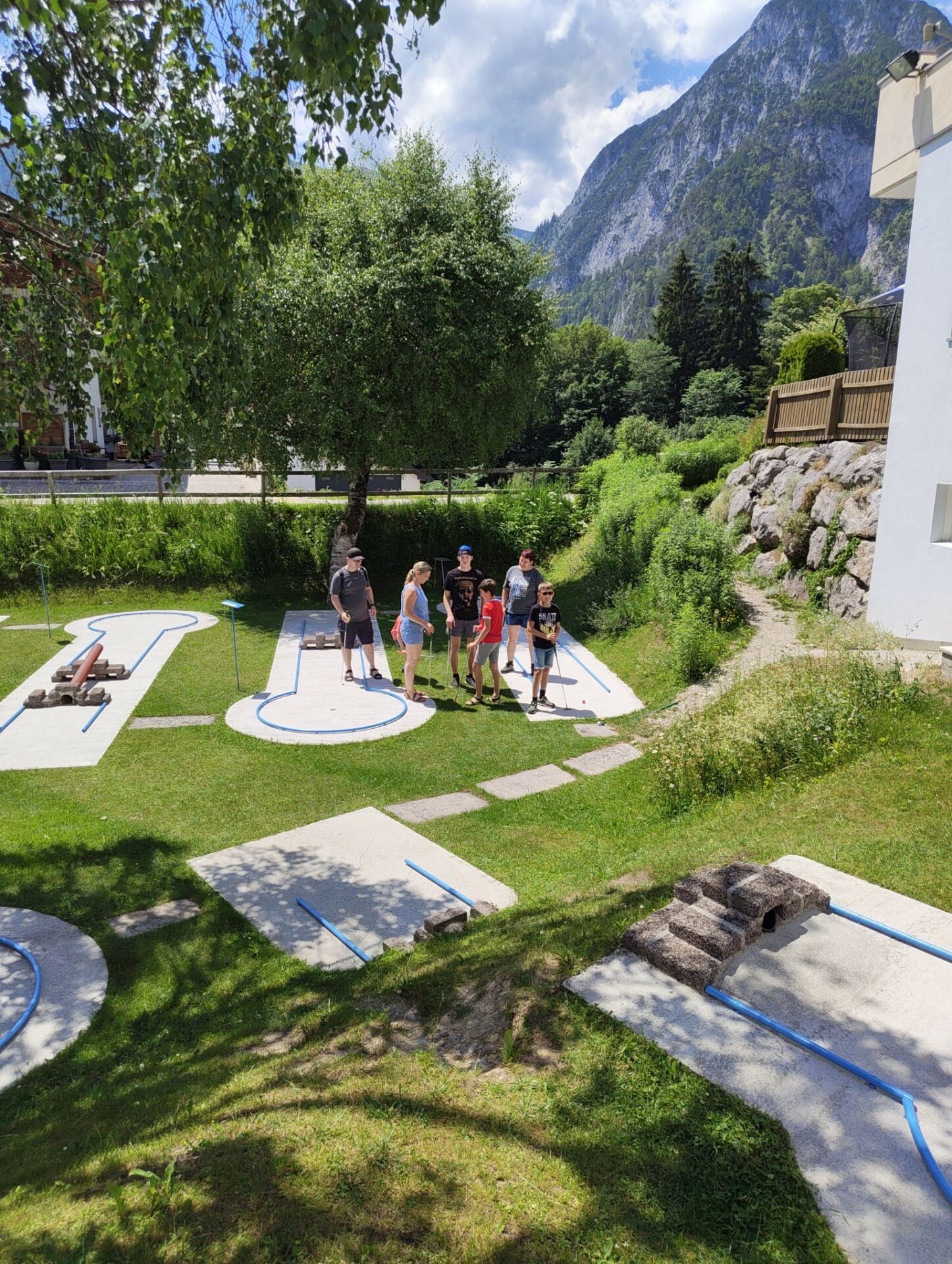Kinder und Jugendliche beim Minigolf in Tirol