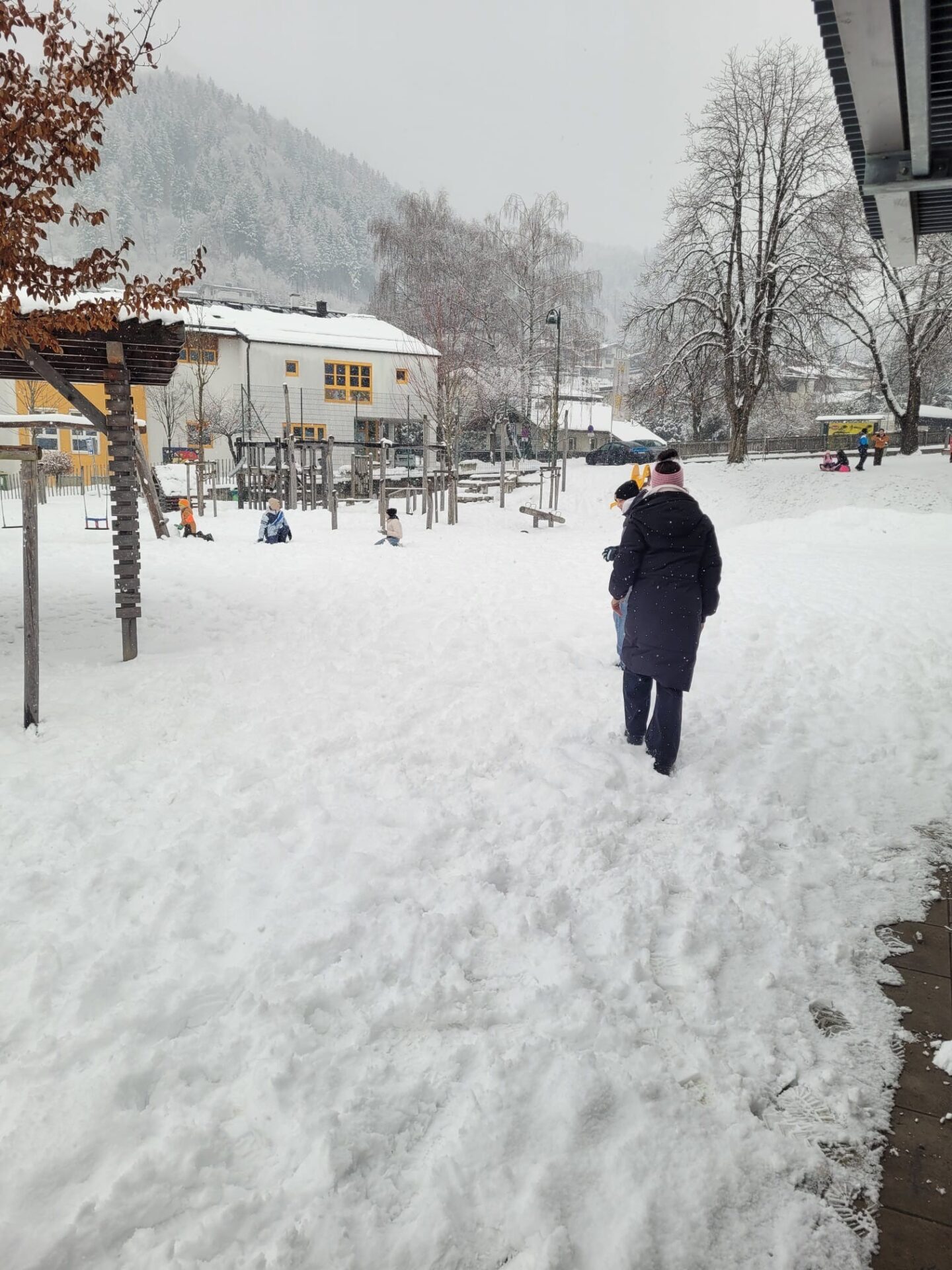 Kinder spielen im Schnee von Jenbach 1 Kinder spielen im Schnee von Jenbach 1