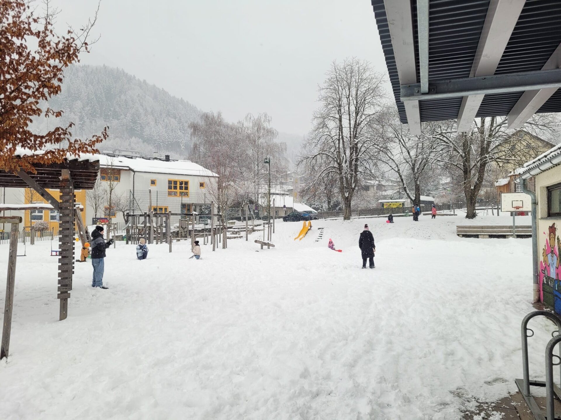 Kinder spielen im Schnee von Jenbach 2 Kinder spielen im Schnee von Jenbach 2