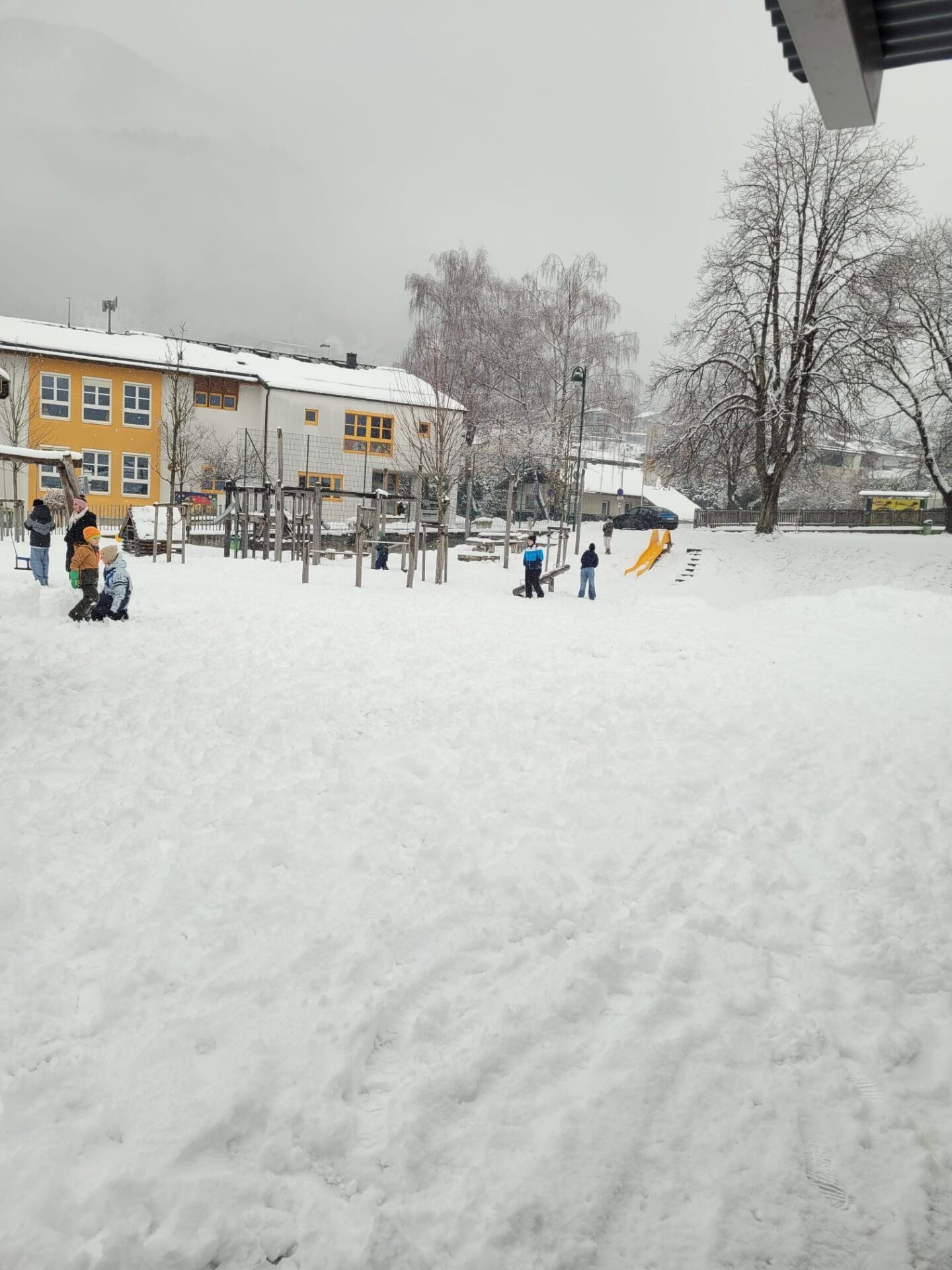 Kinder spielen im Schnee von Jenbach 3 Kinder spielen im Schnee von Jenbach 3