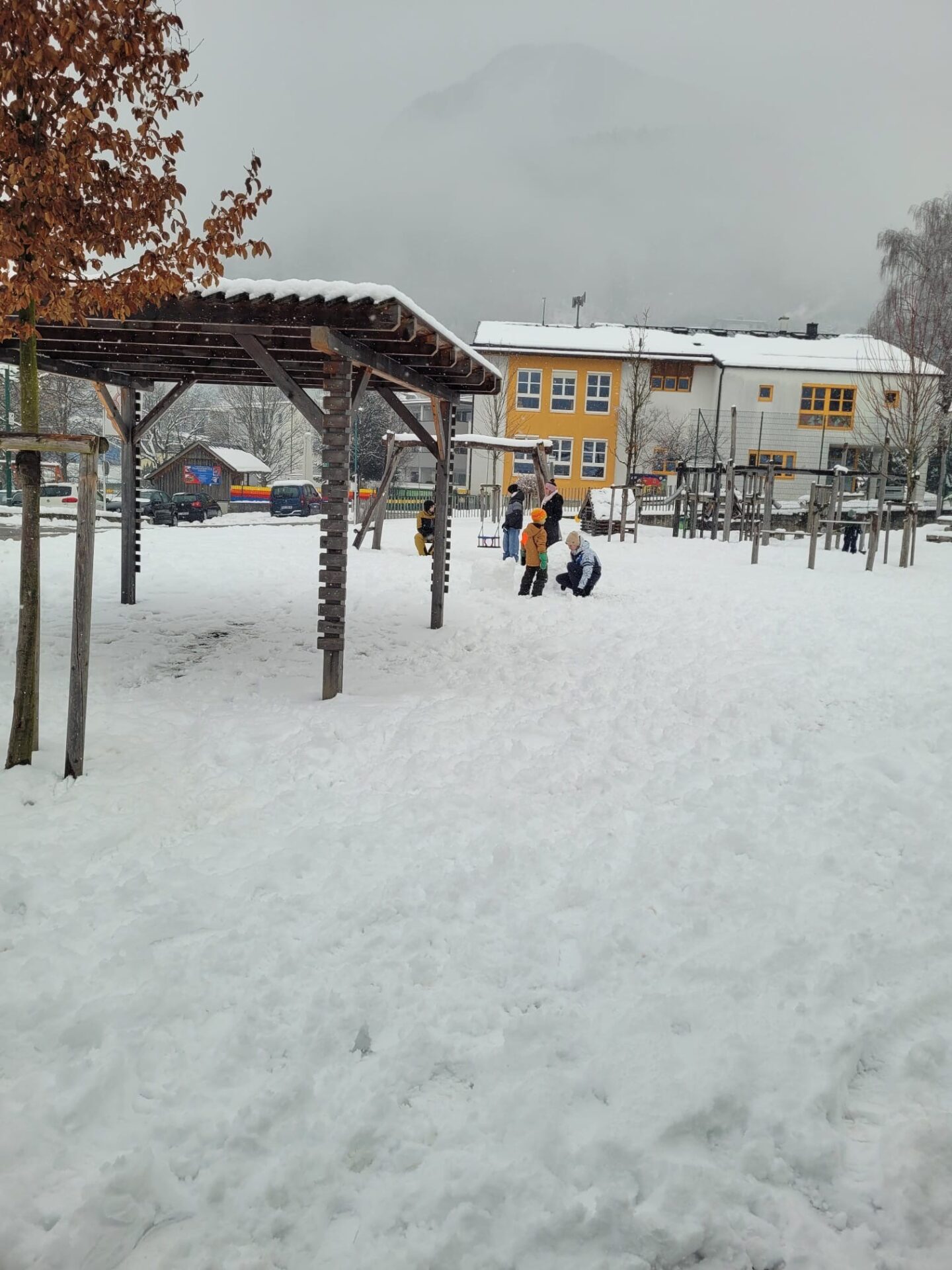 Kinder spielen im Schnee von Jenbach 4 Kinder spielen im Schnee von Jenbach 4