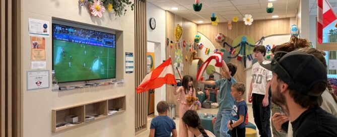 Kinderreha-Patientinnen schauen Fußball-WM