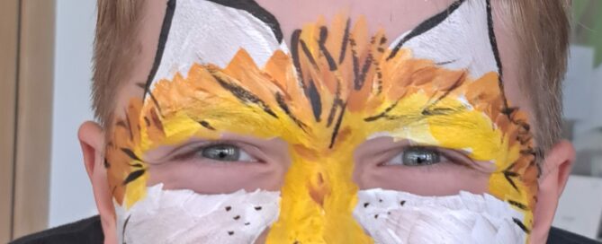 Bunt geschminkter Patient in der Kinderreha