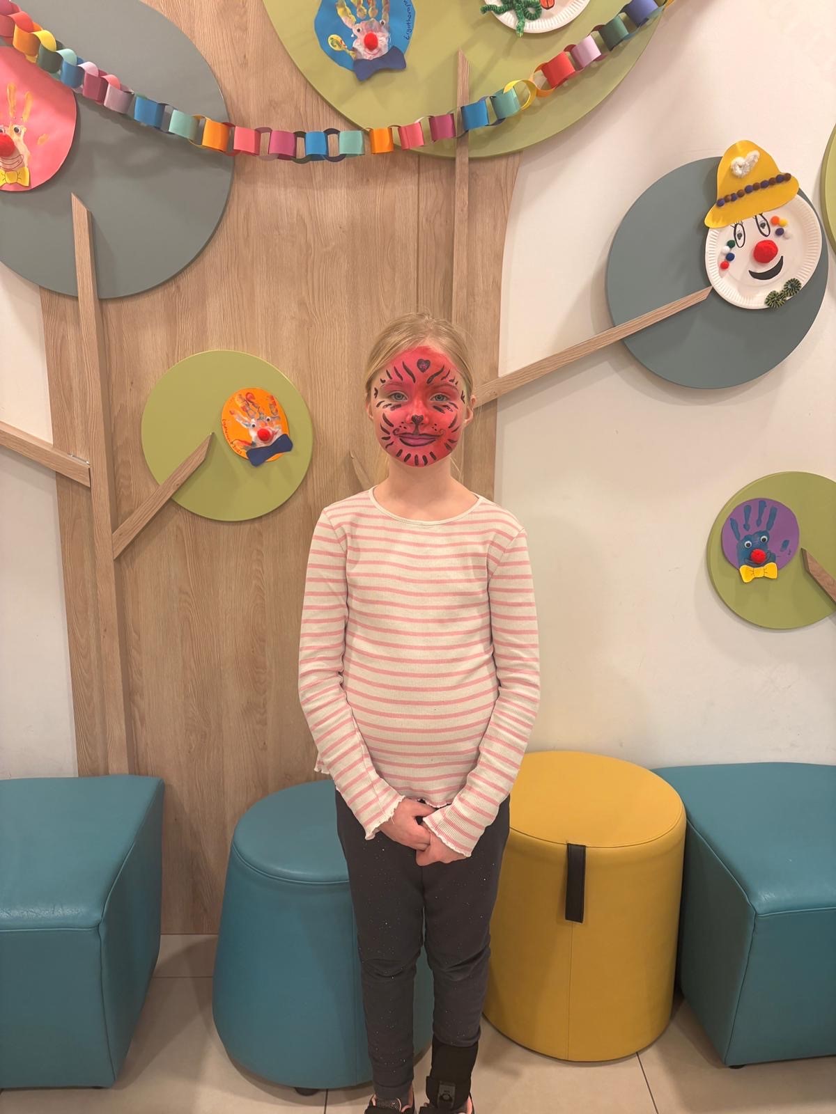 Kinderreha-Patientin geschminkt als lustiger Tiger Kinderreha-Patientin geschminkt als lustiger Tiger