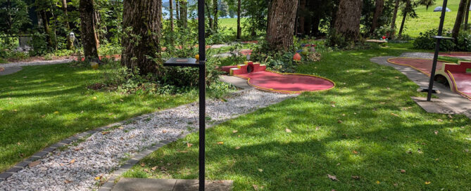 Patientinnen der Kinderreha in Wiesing spielen gemeinsam Minigolf