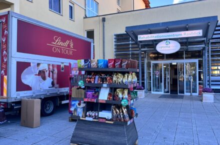 Besuch des Lindt-Trucks im OptimaMed Rehabilitationszentrum Raxblick