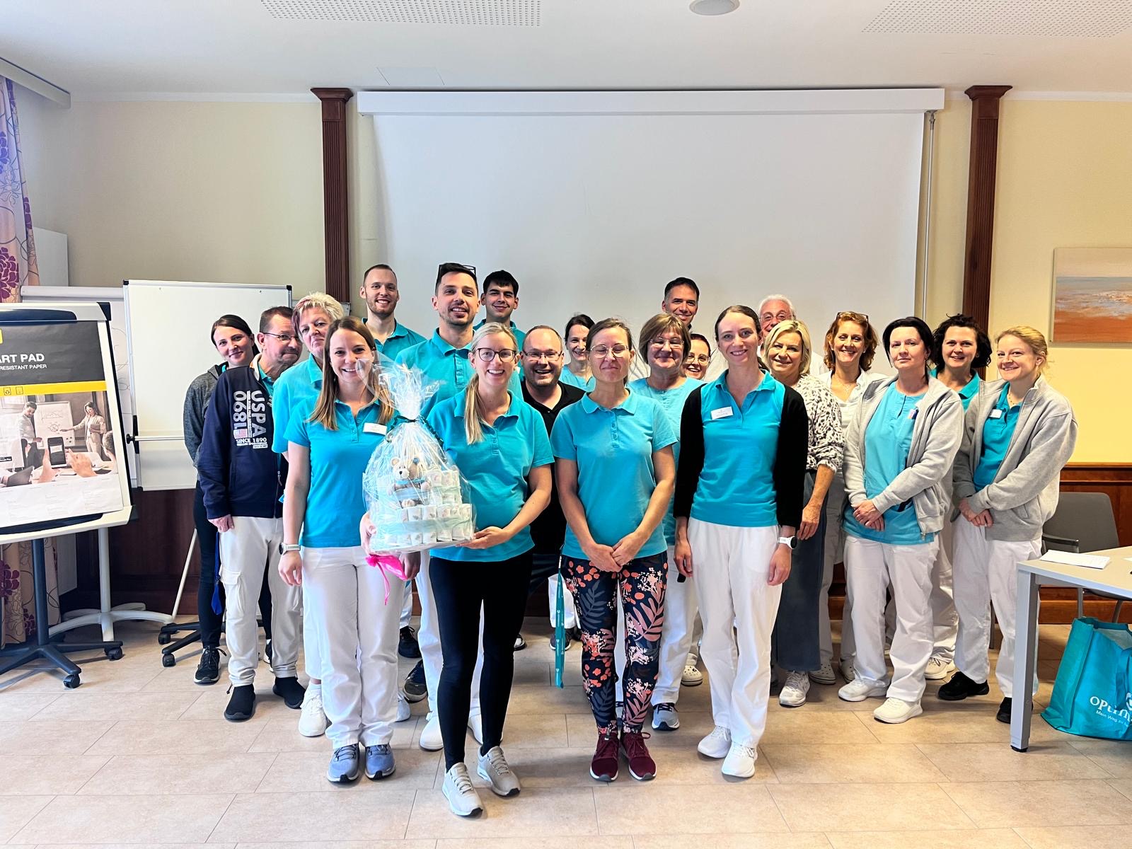 Mitarbeiterin in die Babypause verabschiedet Mitarbeiterin in die Babypause verabschiedet