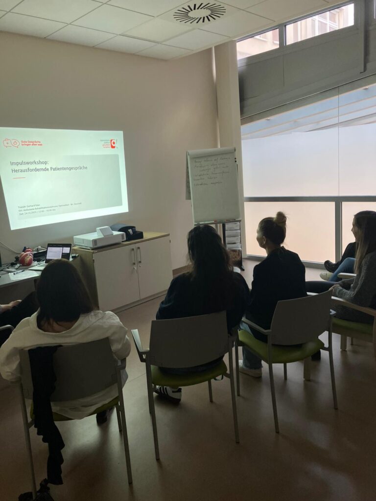 Mitarbeiterinnen üben herausfordernde Patientengespräche Mitarbeiterinnen üben herausfordernde Patientengespräche