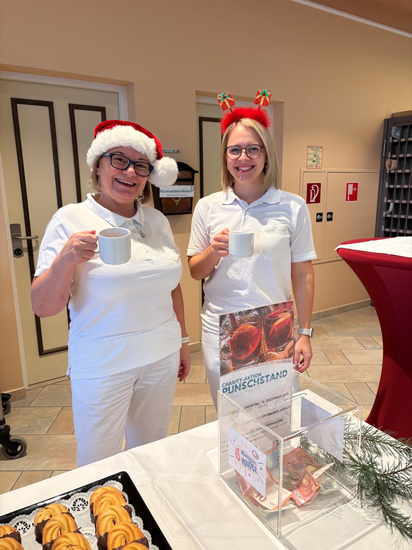 Mitarbeiter:innen feiern Weihnachten und spenden Mitarbeiter:innen feiern Weihnachten und spenden