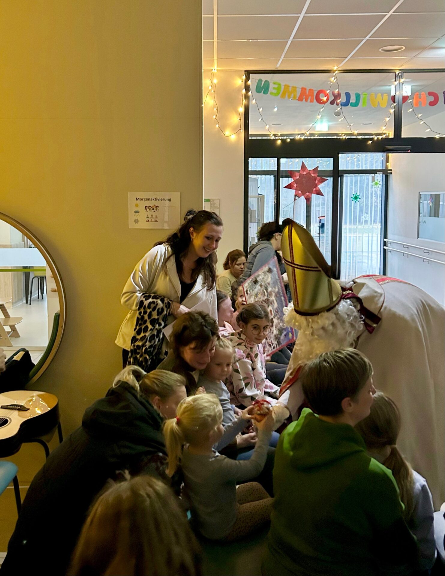 Nikolaus überreicht Geschenke in der Kinderreha Nikolaus überreicht Geschenke in der Kinderreha