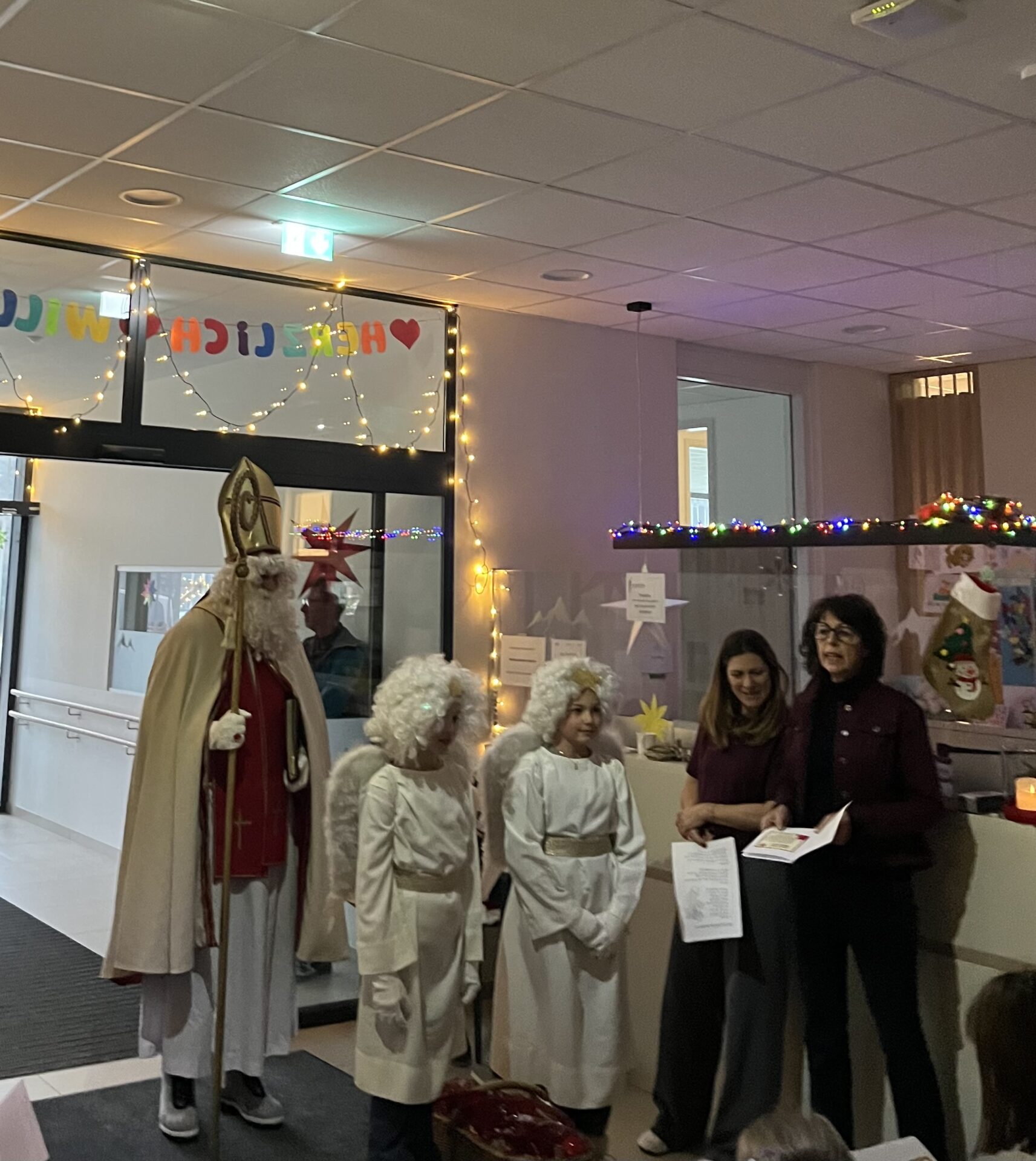 Die Nikolaus-Geschichte wird vorgelesen Die Nikolaus-Geschichte wird vorgelesen