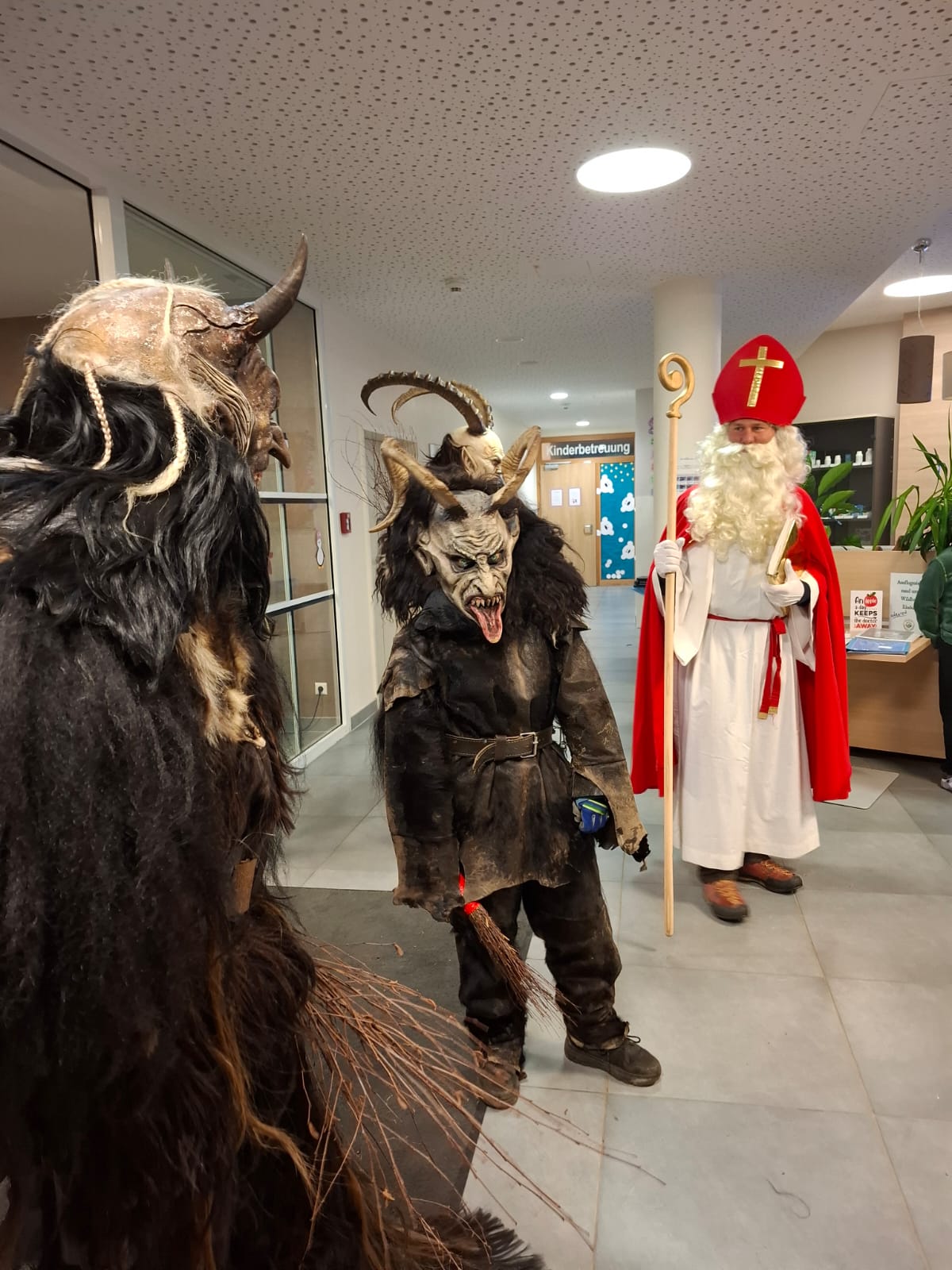 Nikolaus und Krampusse besuchen OptimaMed Wildbad