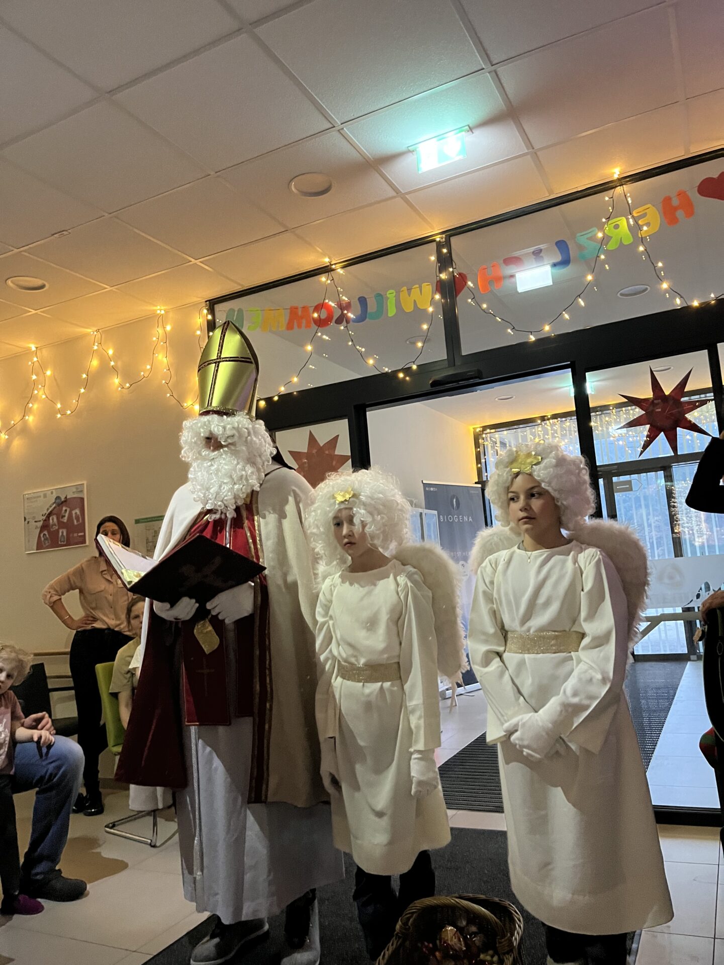 Nikolaus und Engel in der Kinderreha Klinik Nikolaus und Engel in der Kinderreha Klinik