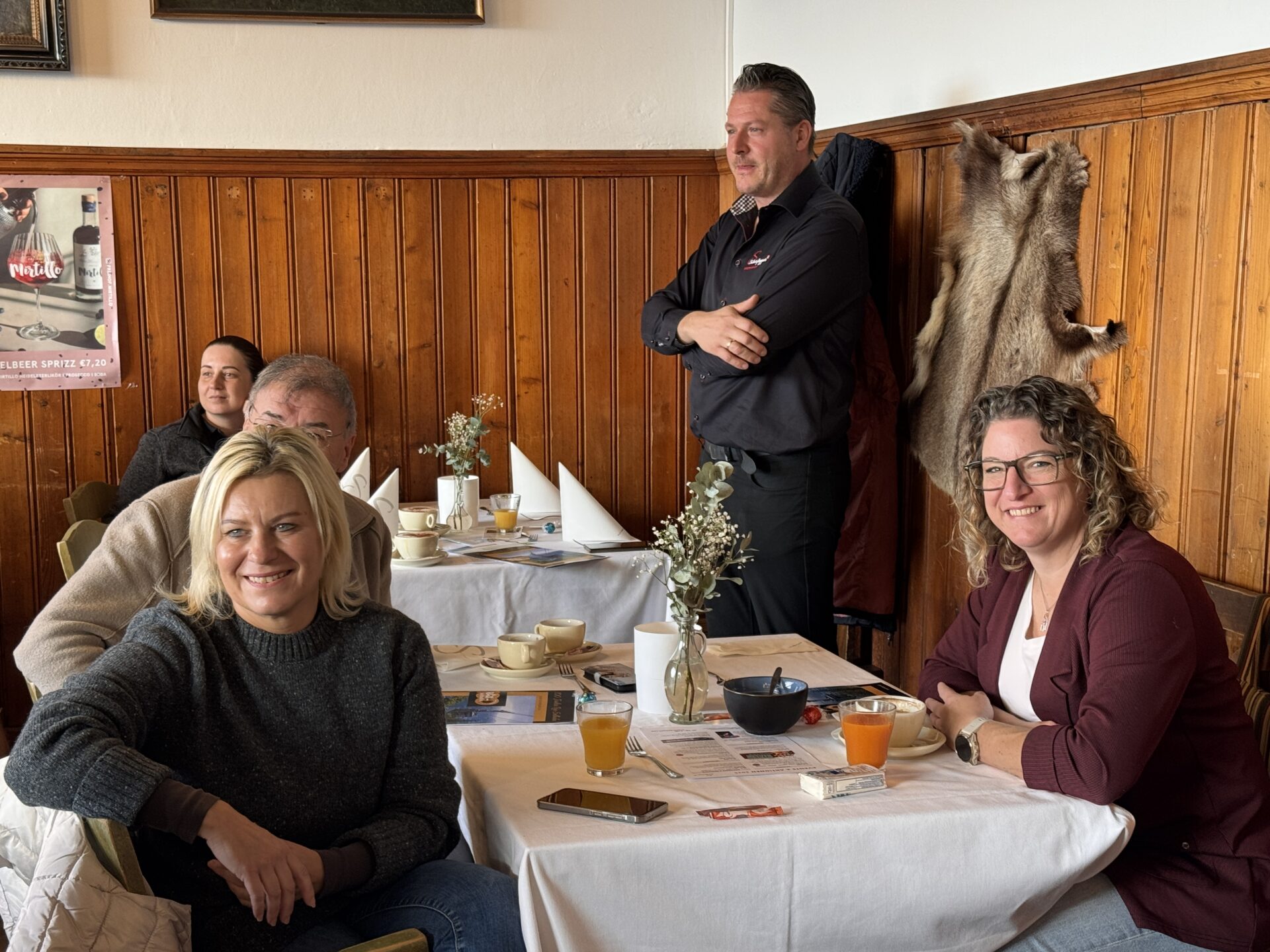 OptimaMed Mitarbeiterinnen informieren sich über Ausflugsmöglichkeiten OptimaMed Mitarbeiterinnen informieren sich über Ausflugsmöglichkeiten