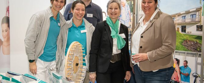 OptimaMed-Team am Messestand in Niederösterreich