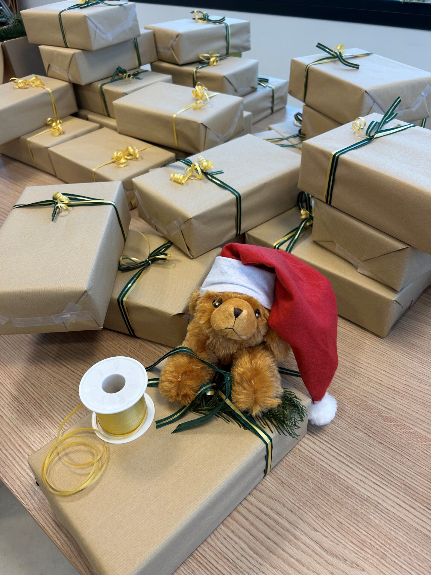 Maskottchen Optiwuff hat viele Geschenke für Weihnachten Maskottchen Optiwuff hat viele Geschenke für Weihnachten