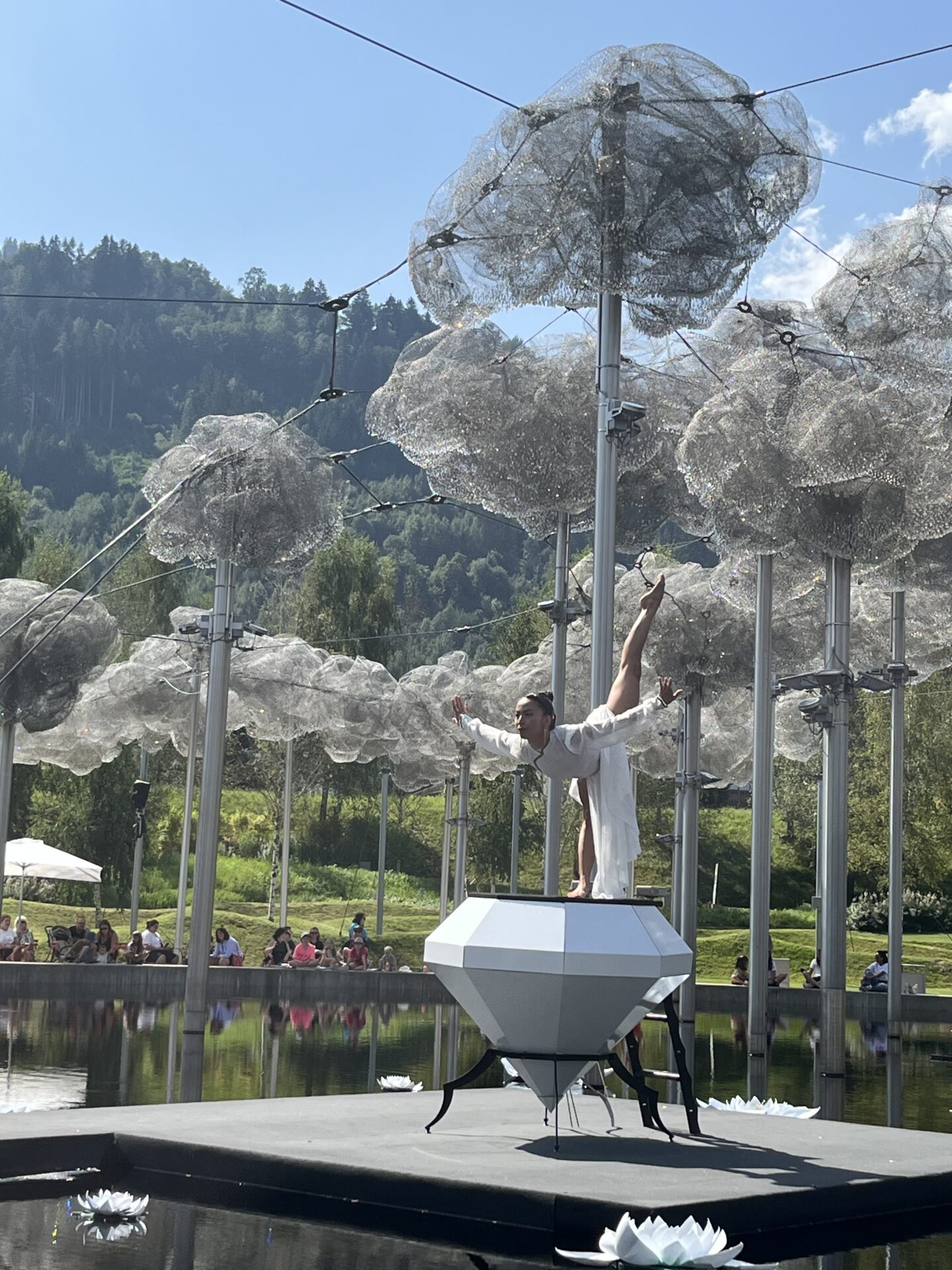 Jugendliche Patientinnen beim Ausflug in die Kristallwelten Jugendliche Patientinnen beim Ausflug in die Kristallwelten