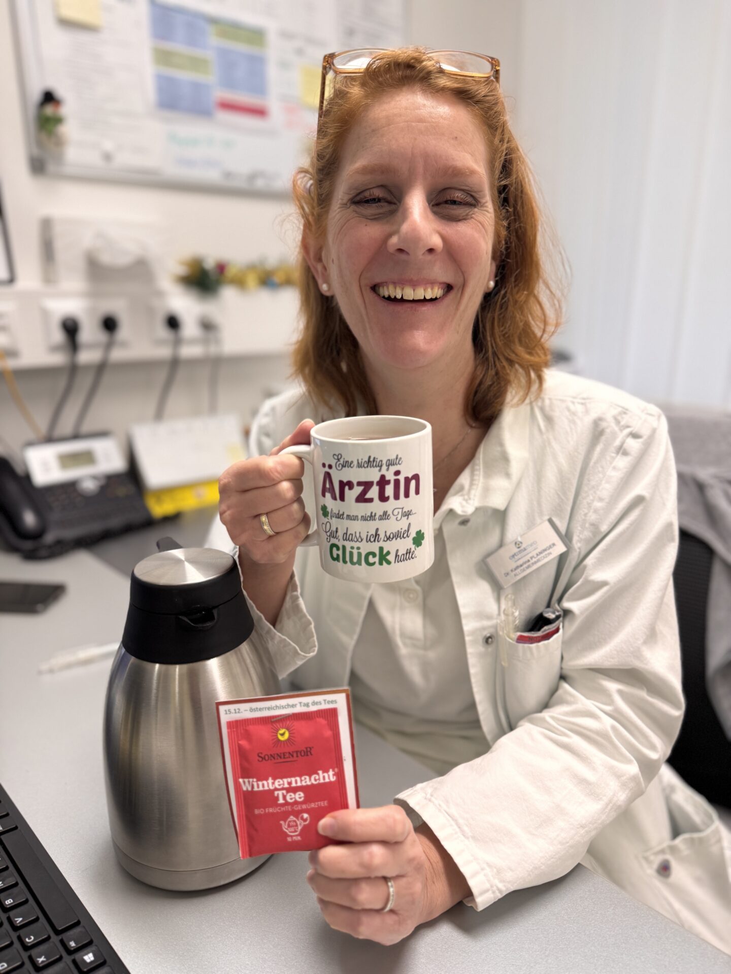 Raxblick Ärztin genießt eine Tasse Tee Raxblick Ärztin genießt eine Tasse Tee