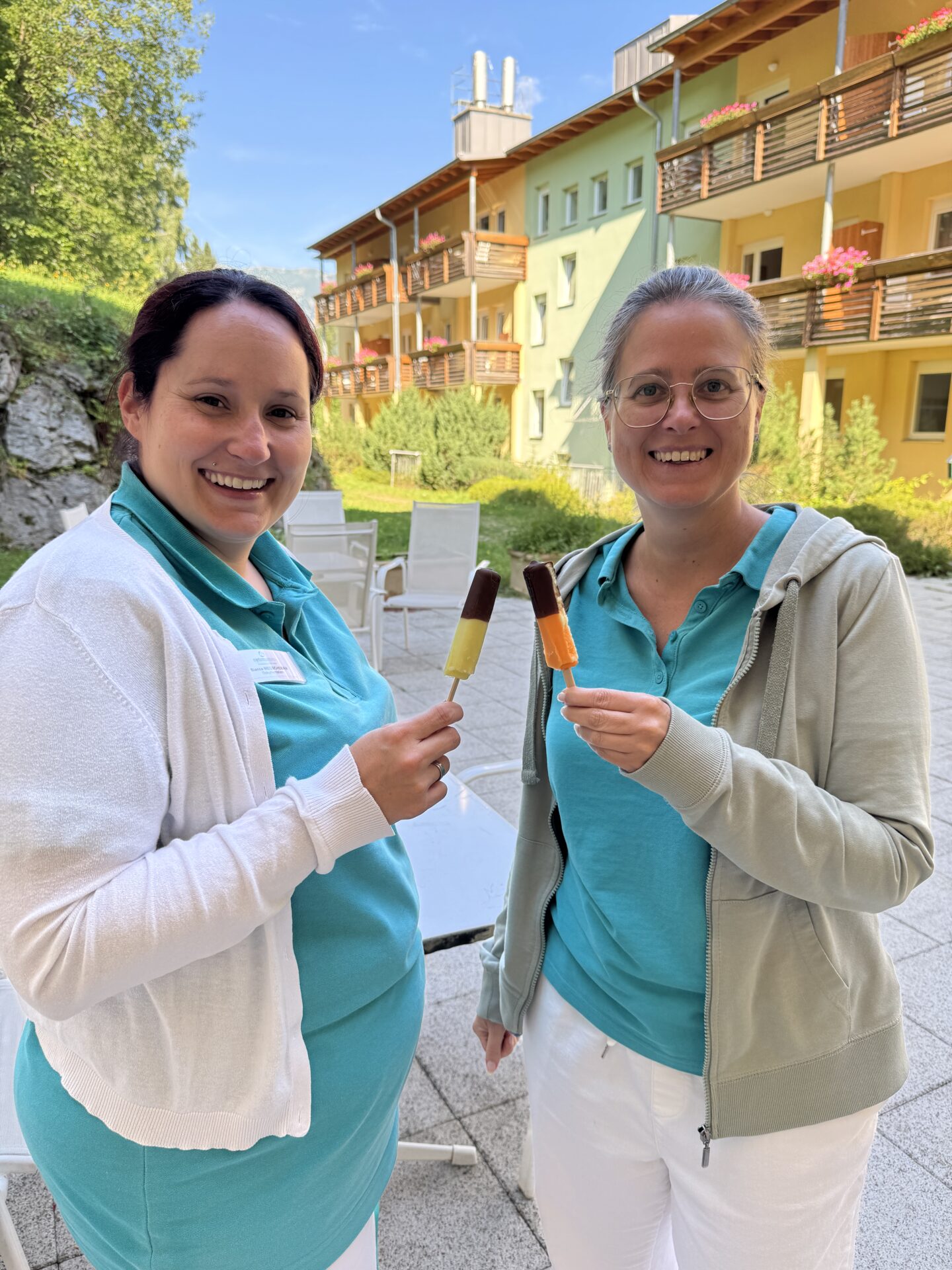 Eis als Danke an die Mitarbeiterinnen des Rehazentrums Raxblick Eis als Danke an die Mitarbeiterinnen des Rehazentrums Raxblick