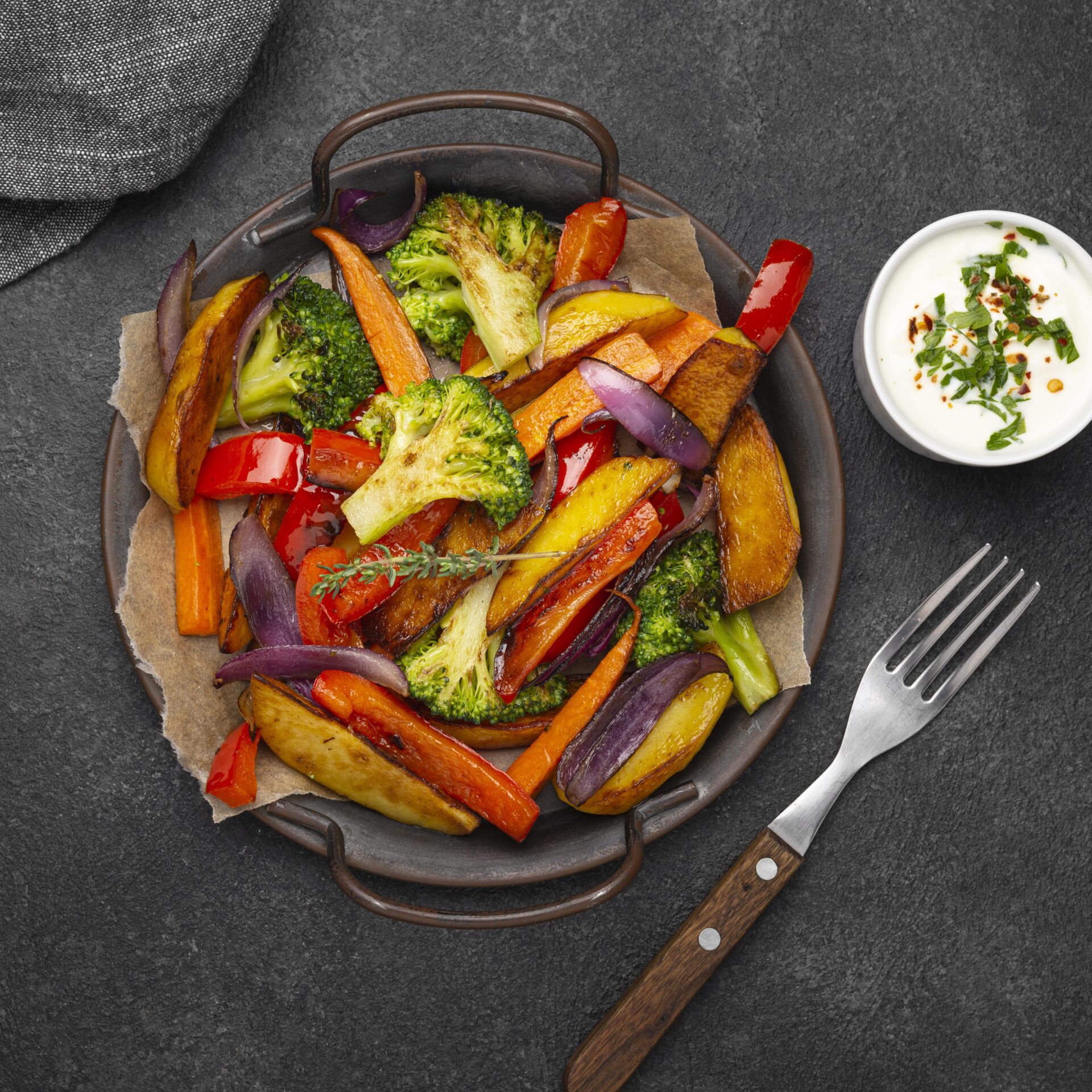 Rezept für Ofengemüse mit Halloumi und Dip Rezept für Ofengemüse mit Halloumi und Dip