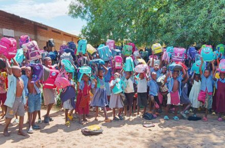OptimaMed unterstützt Rucksackprojekt für Kinder in Malawi
